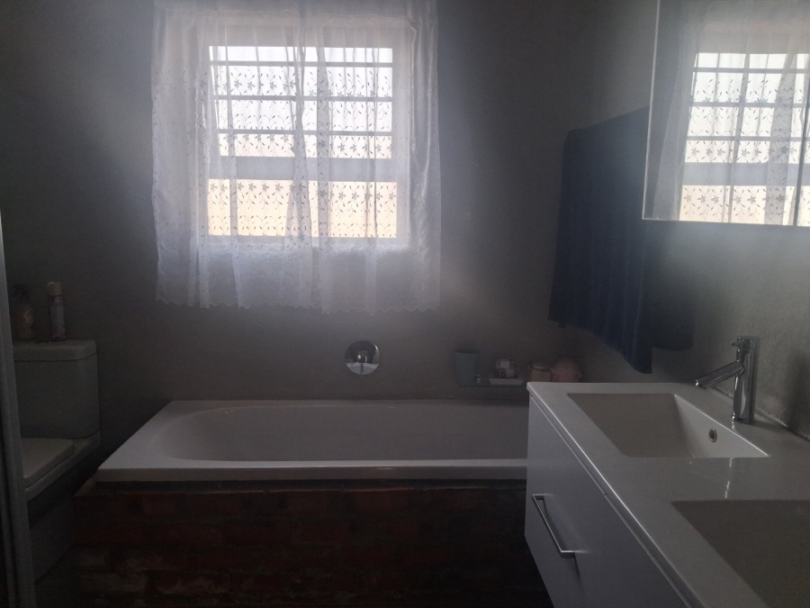 To Let 3 Bedroom Property for Rent in Somerton Estate Free State
